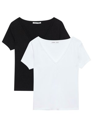 Twee eenvoudige korte mouw V-hals T-shirts, één witte aan de voorkant en één zwarte erachter, plat op een witte achtergrond gelegd.