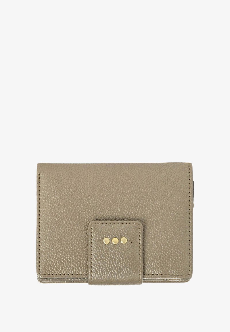 Portefeuille en cuir taupe avec une finition texturée, fermeture à rabat et trois clous métalliques à l'avant. Design rectangulaire compact.