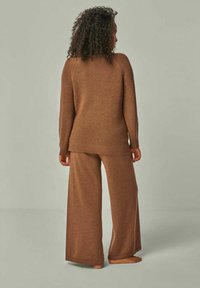 YOU LOOK PERFECT EVE - MERINO KNIT SWEATER WITH STAND-UP COLLAR - Strickpullover - cognac
