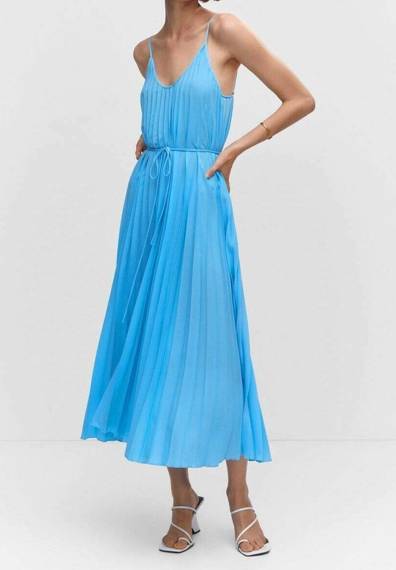 Robe maxi plissée bleue avec bretelles spaghetti ajustables, taille cintrée et poches latérales. Tissu lisse et léger pour une grande fluidité de mouvement.