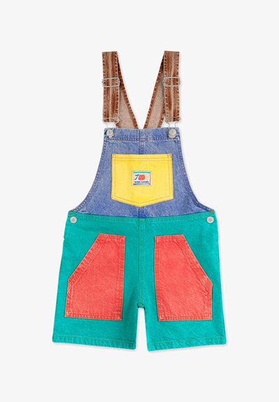Kleurrijke denim overalls met bruine corduroy schouderbanden, een gele voorzak en grote groene en rode zijpatchzakken.