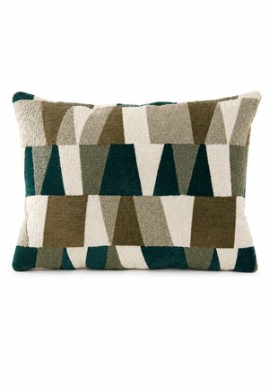 Rektangulær pude med et tekstureret geometrisk mønster i mørkegrønne, beige og brune trapezformer på en hvid baggrund.