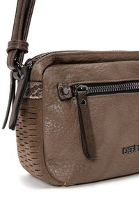 Borsa a tracolla in pelle marrone con superficie testurizzata, tasca con zip e dettagli lisci. Presenta intagli decorativi e un logo sul lato.