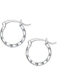 Pendientes de aro de plata con un diseño inspirado en bambú, que cuenta con segmentos lisos y texturizados, adornados con pequeños toques de cristal.
