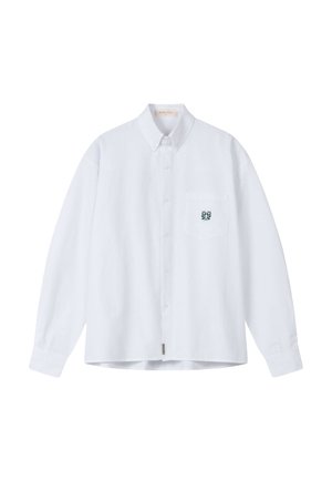 Balta garām piedurknēm pogājama krekla ar priekšpusi kabatu, uz kuras ir neliela zaļa ziedu izšuvuma apdare, un ar klasisku apkakli.