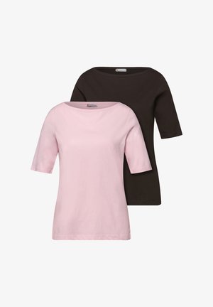 Due magliette semplici a maniche corte con scollo rotondo, una rosa e una marrone scuro, mostrate frontalmente e sovrapposte su uno sfondo bianco.