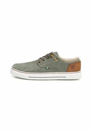 Zapatillas de lona verdes con acentos de ante marrón, suela de goma blanca, puntera redonda, cordones grises y pequeño detalle de logo en el lateral.