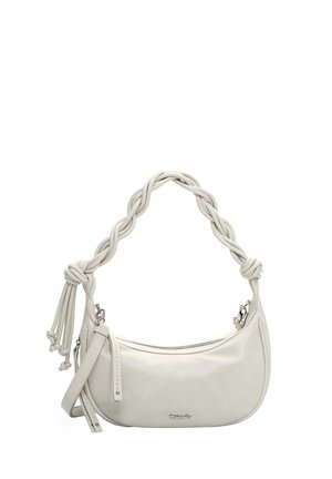 Bolso de mano de cuero blanco con forma curva, correa trenzada para el hombro y cierre de cremallera. Cuenta con un pequeño cordón decorativo y detalle del logo.