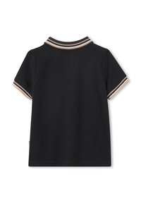 Zwarte polo met korte mouwen met een beige en wit gestreepte geribde kraag en mouwboorden, getoond vanuit de achterkant op een witte achtergrond.