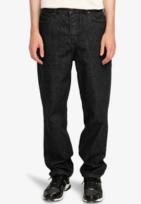 Černé džínové kalhoty z denimu s rovnými nohavicemi, vybavené pěti kapsami, jemným prošitím a klasickým zapínáním na knoflík v pase.