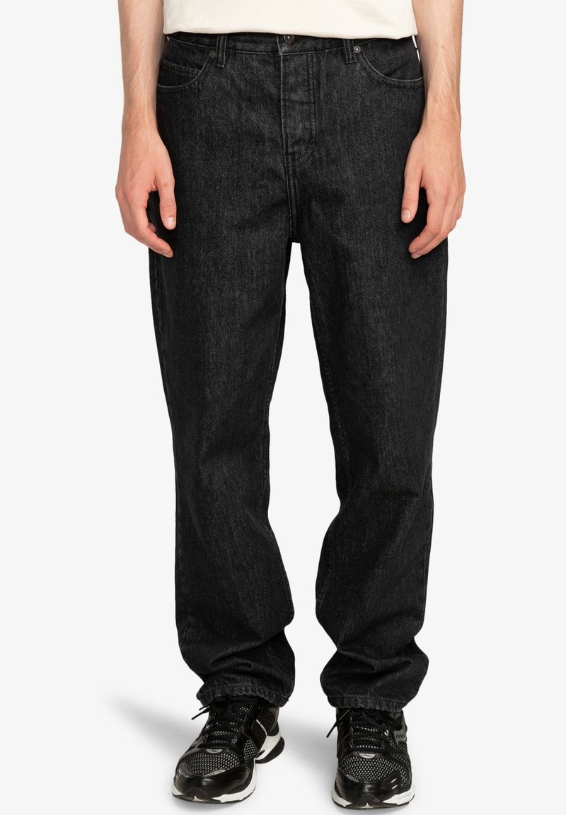 Černé džínové kalhoty z denimu s rovnými nohavicemi, vybavené pěti kapsami, jemným prošitím a klasickým zapínáním na knoflík v pase.