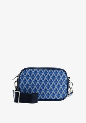 Borsa geometrica blu con forma rettangolare, texture liscia e tracolla removibile con chiusura in metallo argentato.