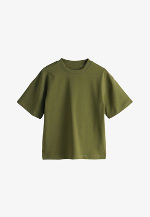 Krótki rękaw, oliwkowa bawełniana koszulka z okrągłym dekoltem, prezentowana na białym tle.