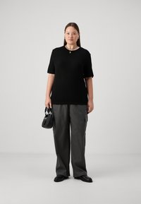 Vero Moda Curve VMCEDDIE 2/4 O NECK LONG  - Paprasti marškinėliai - black