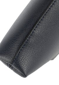 Funda de cuero texturizado en color azul marino con un acabado suave, que presenta costuras en contraste a lo largo de los bordes y una base plana y acampanada.