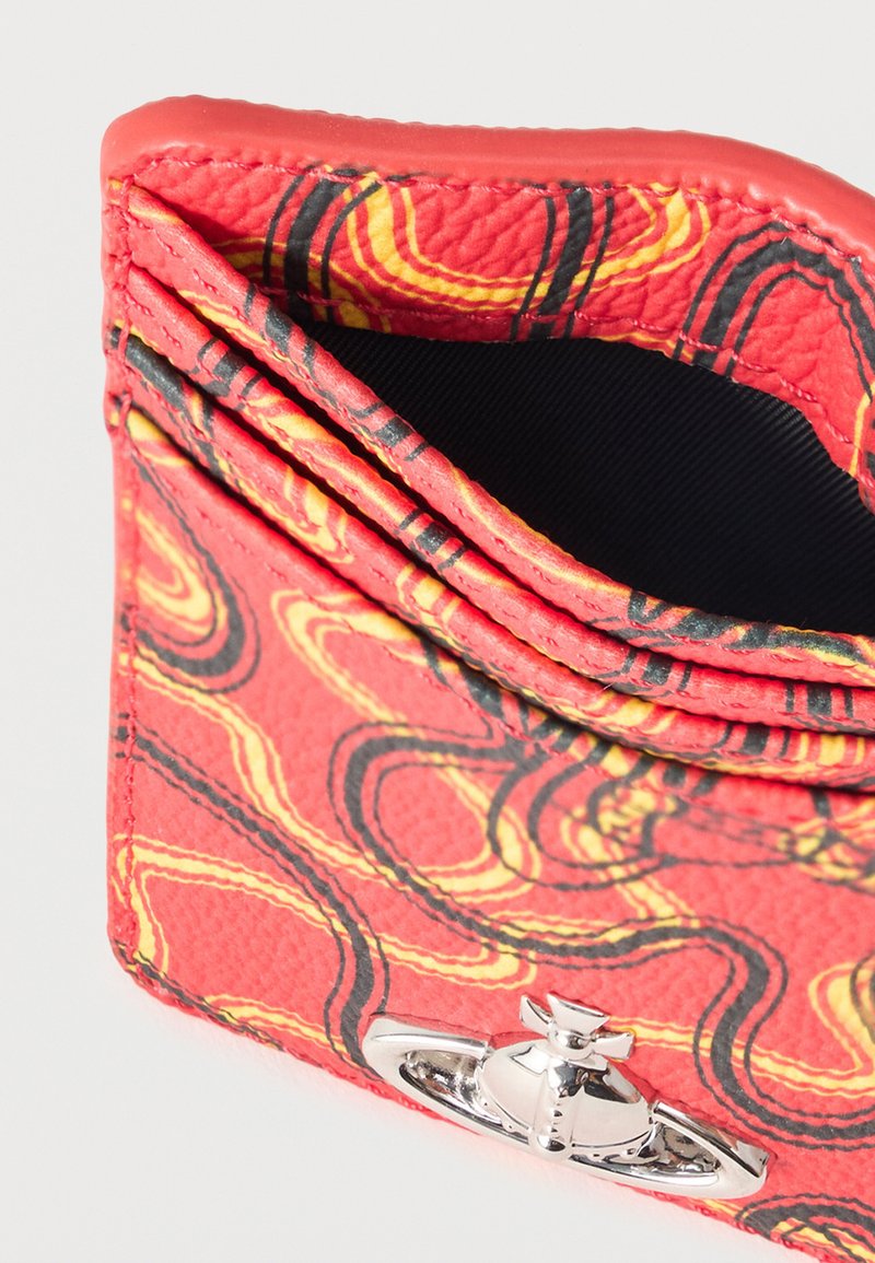 Roter Leder-Kartenhalter mit gelb-schwarzem Wirbelmuster, mehreren Kartenfächern und einem silbernen kugelförmigen Metall-Emblem.