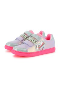 Sneakers viola e argento con suola rosa, dotati di fasce in Velcro, texture lucida e un accento a forma di cuore con paillettes multicolori.