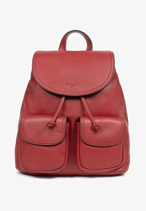 Rode leren rugzak met een afgeronde flap, twee voorvakken en een trekkoordsluiting. Glad oppervlak en reliëfbranding op de voorkant.