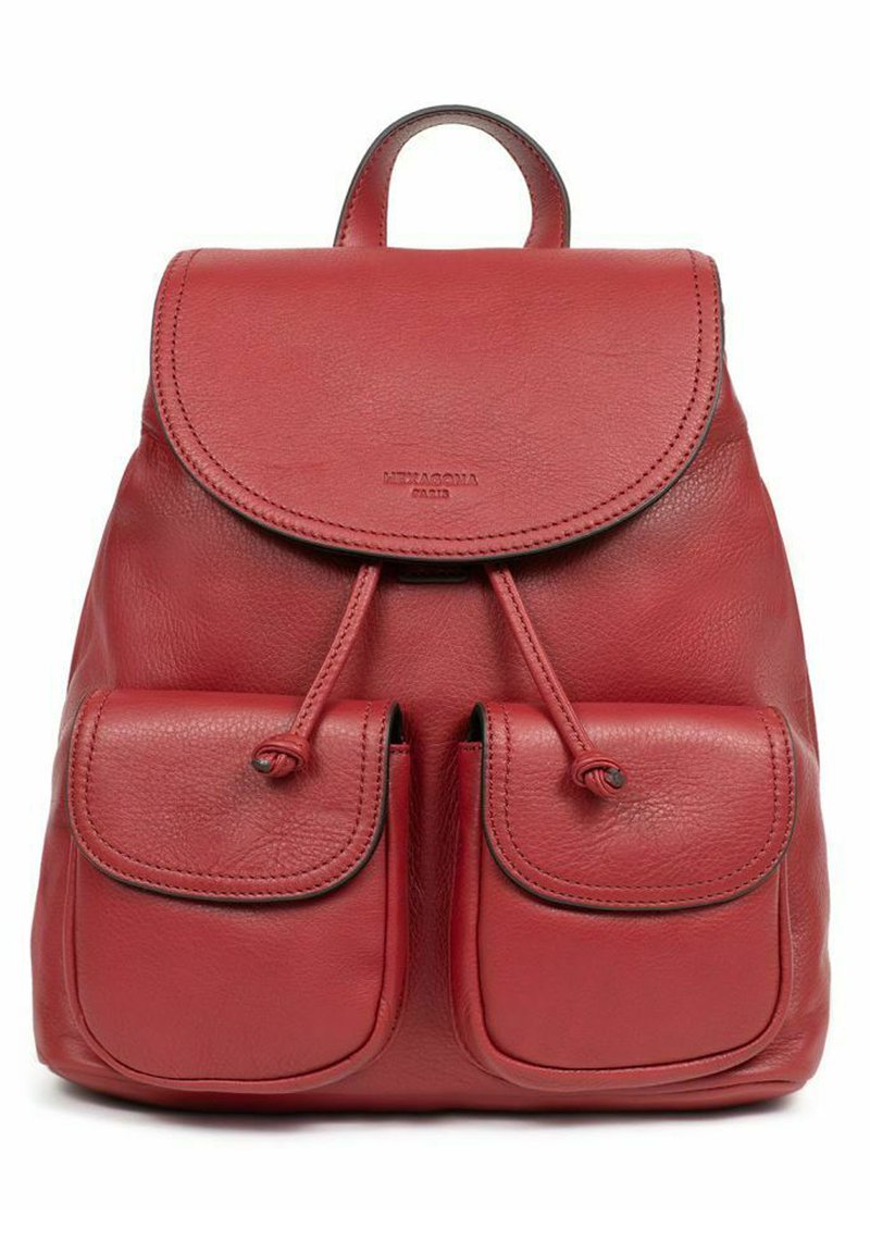 Rode leren rugzak met een afgeronde flap, twee voorvakken en een trekkoordsluiting. Glad oppervlak en reliëfbranding op de voorkant.