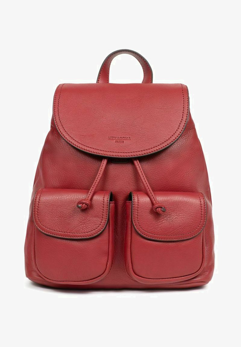 Rode leren rugzak met een afgeronde flap, twee voorvakken en een trekkoordsluiting. Glad oppervlak en reliëfbranding op de voorkant.