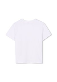 Camiseta blanca de manga corta con cuello redondo. Hecha de algodón suave, presenta un diseño sencillo sin logotipos ni patrones visibles.