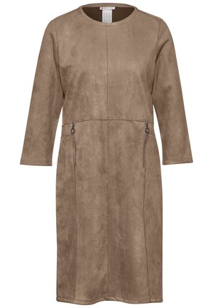Braunes, knielanges Kleid aus weichem Wildleder ähnlichem Material. Hat lange Ärmel, einen runden Ausschnitt und zwei seitliche Reißverschluss-Taschen.