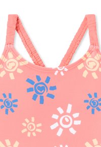 Traje de ba�ño coral con patrones de sol multicolores en azul, blanco y amarillo. Tirantes recogidos ajustables para un ajuste seguro.