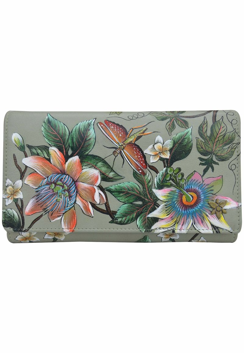 Groene portemonnee met bloem- en vlinderontwerp. Bevat grote bloemen, ingewikkelde bladeren en levendige kleuren. Zachte leertextuur, rechthoekige vorm.
