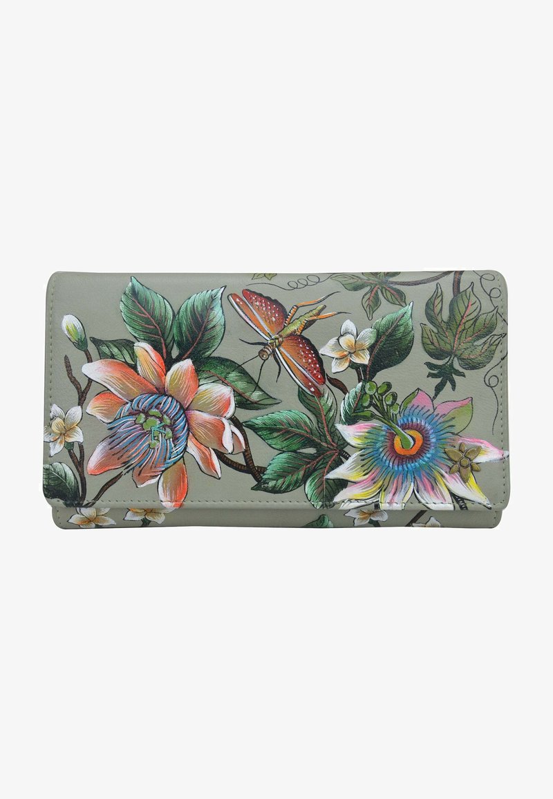 Groene portemonnee met bloem- en vlinderontwerp. Bevat grote bloemen, ingewikkelde bladeren en levendige kleuren. Zachte leertextuur, rechthoekige vorm.