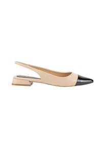 Zapato slingback beige con punta negra de charol y tacón bajo, de textura suave. Cuenta con una correa elástica para un mejor ajuste.
