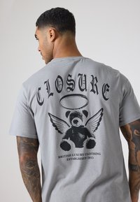 CLOSURE London - T-shirt z nadrukiem