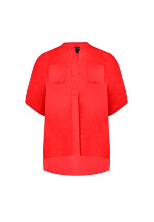 Blouse rouge à manches courtes avec deux poches poitrine, coupe ample et encolure en V avec détail de couture centrale.