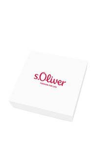 Scatola rettangolare bianca con logo rosso "s.Oliver Fashion for Life" centrato sul coperchio, su uno sfondo bianco.