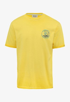 T-shirt jaune à manches courtes avec col rond et petit logo bleu de voilier ainsi que texte sur la poitrine gauche indiquant "Scotch & Soda Since 1985."