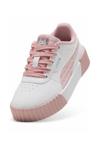Baskets Puma blanches et roses avec semelle texturée, lacets roses et logo de chat sur la languette, présentées en angle pour montrer les détails latéraux et supérieurs.