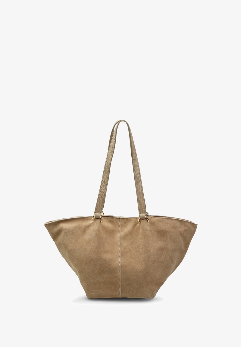 Beige velúr bevásárlótáska, széles testtel, sima felülettel, két lapos füllel és aranyszínű fém részletekkel.