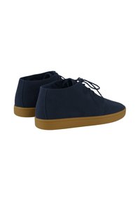 Zapatos de ante azul marino con un diseño de bajo, puntera redonda y suela de goma. Presenta cordones y una textura suave. Vista trasera mostrada.