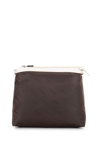 Bolsa de nailon marrón con cremallera blanca, que presenta una marca repetida en un patrón sutil. Textura suave y forma rectangular.