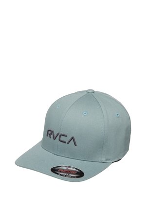 Lichtblauwe RVCA-pet met een gestructureerde vorm, gebogen klep en geborduurd logo. Het materiaal is glad en heeft ventilatiegaatjes.