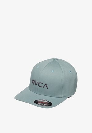 Lichtblauwe RVCA-pet met een gestructureerde vorm, gebogen klep en geborduurd logo. Het materiaal is glad en heeft ventilatiegaatjes.