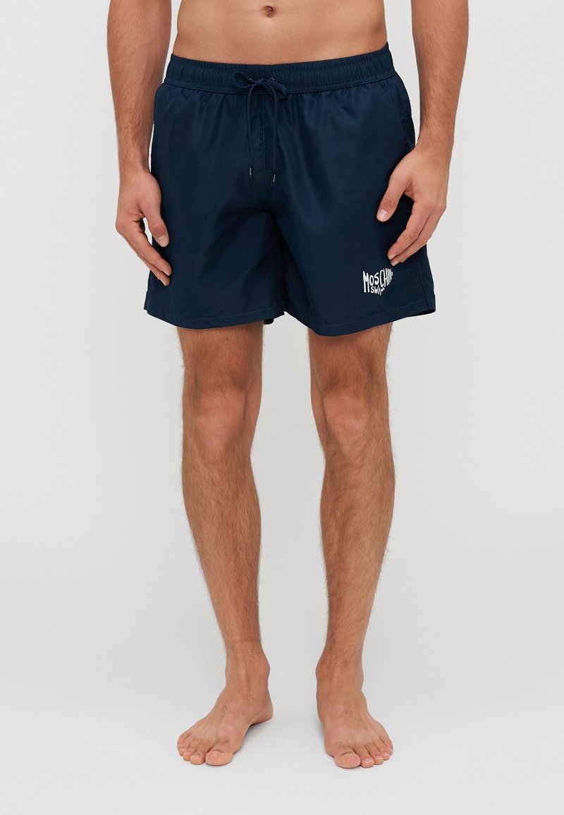 Shorts de înot navy cu talie elastică și șnur. Prezintă un logo alb în colțul din dreapta jos. Material neted și ușor.