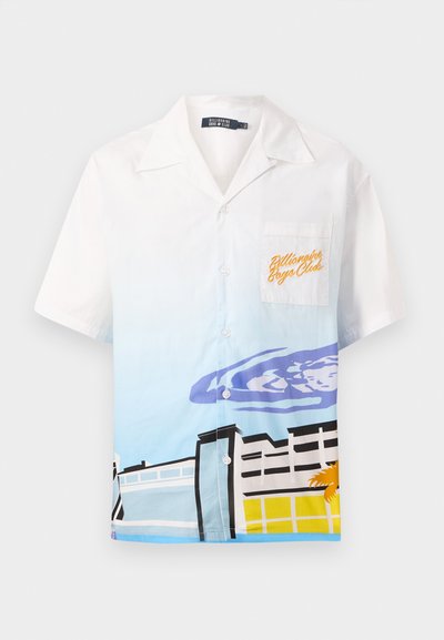 Koszula krótki rękaw z guzikami w białym i niebieskim kolorze, z graficznym wzorem przedstawiającym budynki i palmy. Posiada kieszeń na piersi z logo.