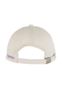 Bēšas kokvilnas beisbola cepure ar aizmugurējo regulējamo jostu, kurai sānos ir purpura izšūti teksti un apaļa kronis.