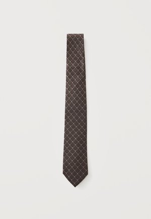 Cravatta marrone scuro con un delicato motivo a rete a rombi in beige chiaro e accenti bianchi su sfondo chiaro uniforme.
