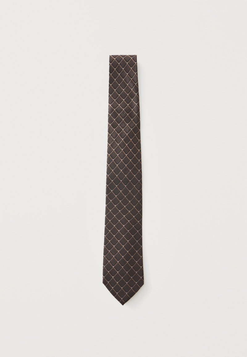 Cravate marron foncé avec un motif subtil en grille de diamants beige clair et des accents blancs sur un fond clair uni.
