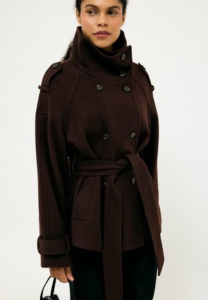 NA-KD, HIGH NECK BELTED SHORT COAT - Abrigo clásico - brown