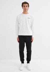 INSIDE JOGGER - Pantalones deportivos - black
