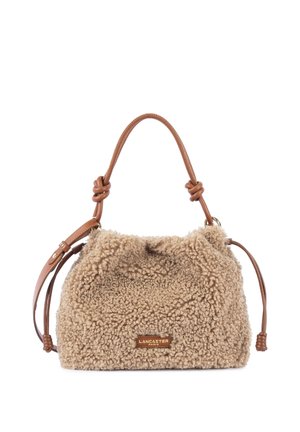 Sac à main beige en fausse peau d'agneau bouclée avec poignée en cuir beige et bandoulière réglable, avec une plaque siglée Lancaster Paris.