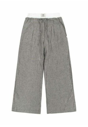 Szerokie szare spodnie z cienkimi pionowymi czarnymi paskami, elastycznym paskiem w talii i przednim zapięciem na sznurek, ułożone płasko na białym tle.