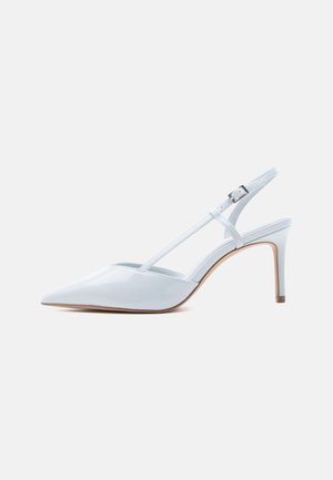 Hvit skinnende lær slingback-sko med spiss tå, tynn stropp og middels høy stilett-hæl på nøytral bakgrunn.